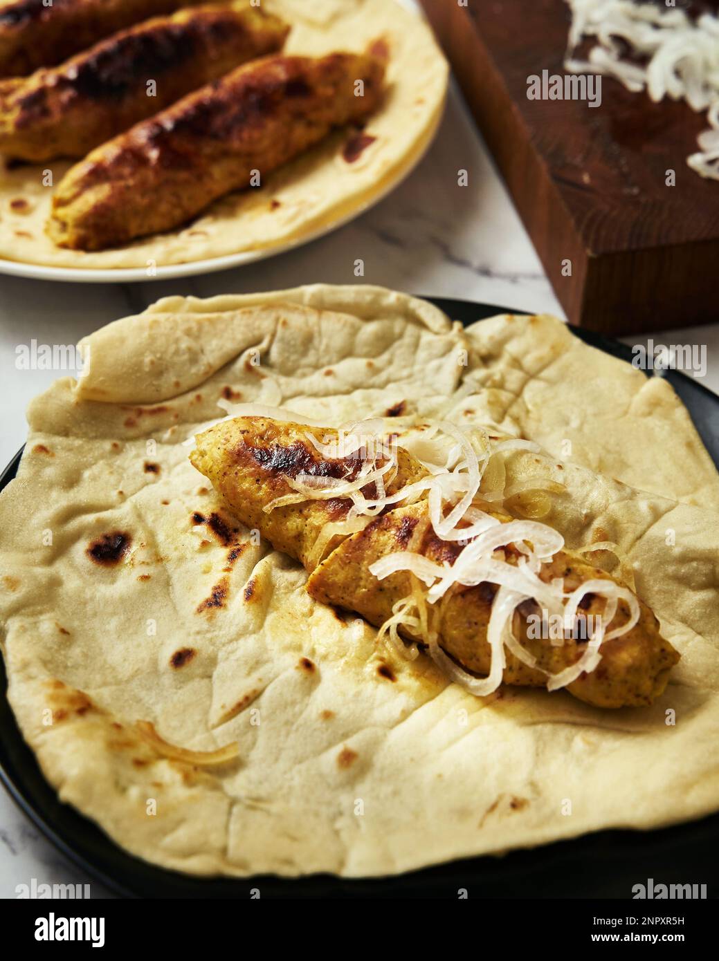 Koobideh Kebab persiano di Chichen. Kebab con curcuma, cipolle, Sumac e altri ingredienti. Su pane di lavash Foto Stock