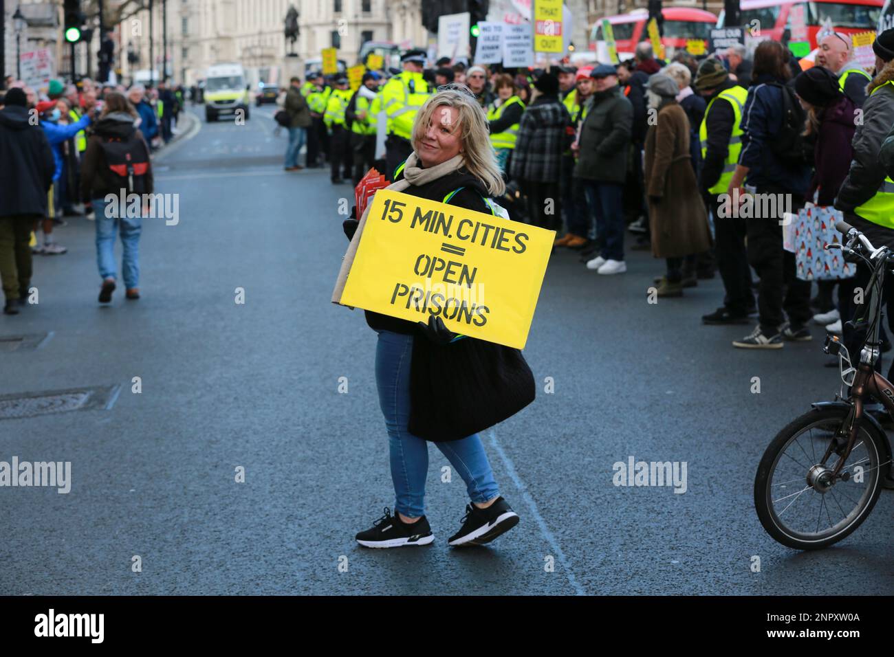 Londra, Regno Unito. 25 Feb 2023. Protesta anti-ULEZ. I londinesi protestano a Downing Street contro l'espansione della zona a emissioni ultra basse. © Waldemar Sikora Foto Stock