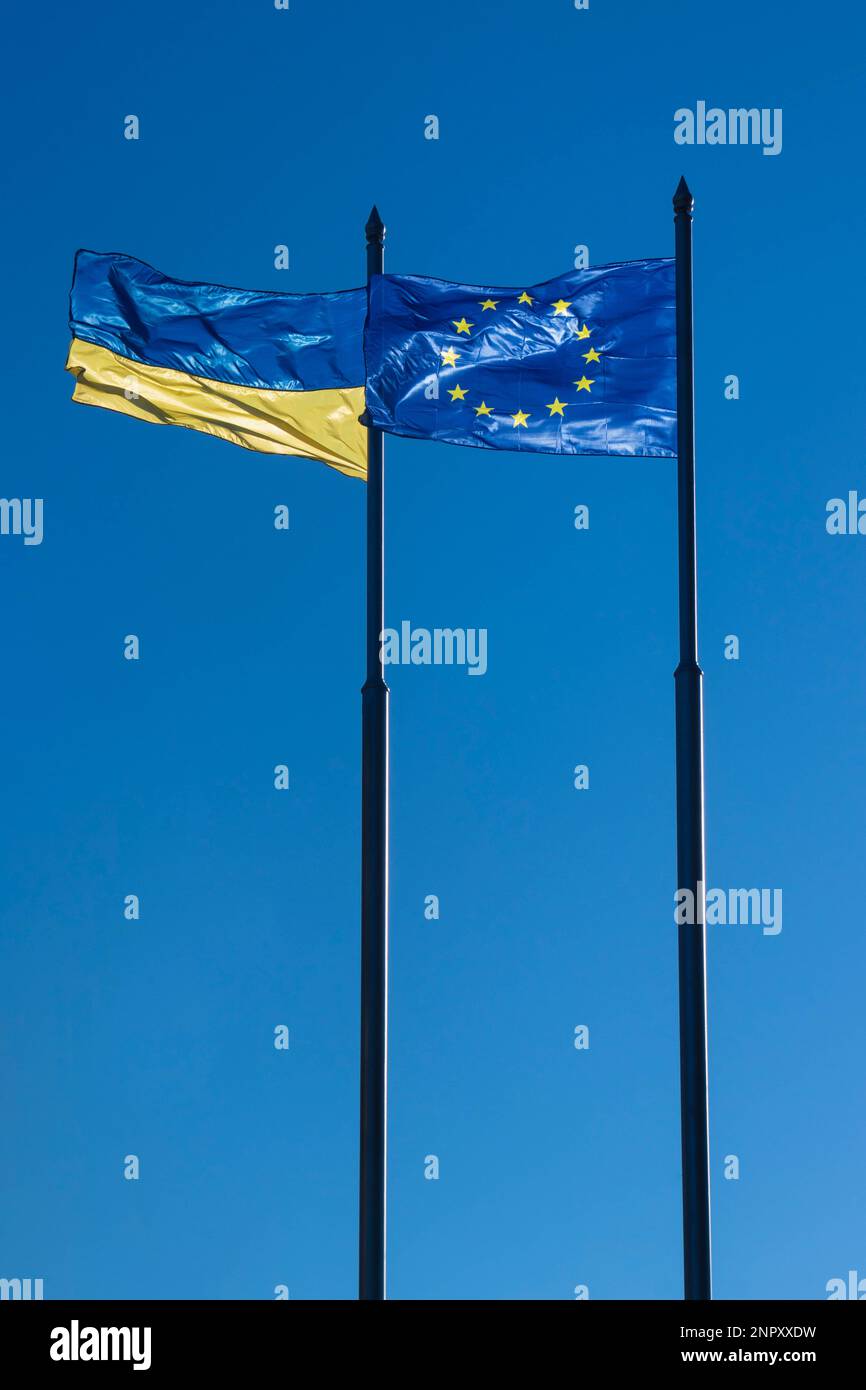 Bandiera ucraina e Unione europea ucraina candidato all'Unione europea la Commissione europea ha sostenuto la concessione all'Ucraina dello status di candidato all'UE. Foto Stock