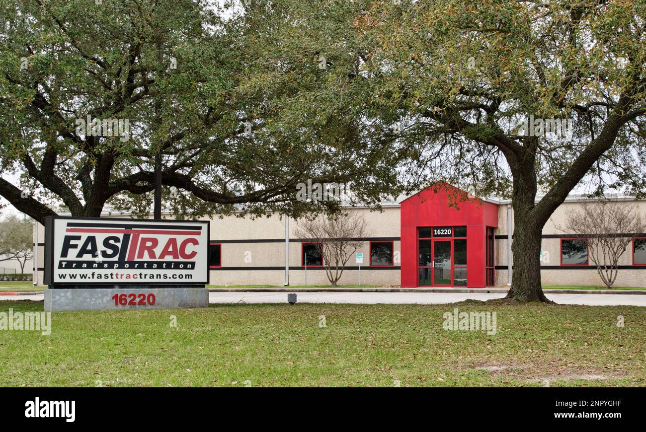Houston, Texas USA 02-25-2023: Fast Trac Transportation business exterior e segno a Houston, Texas. Compagnia di trasporto che serve la Gulf Coast USA. Foto Stock