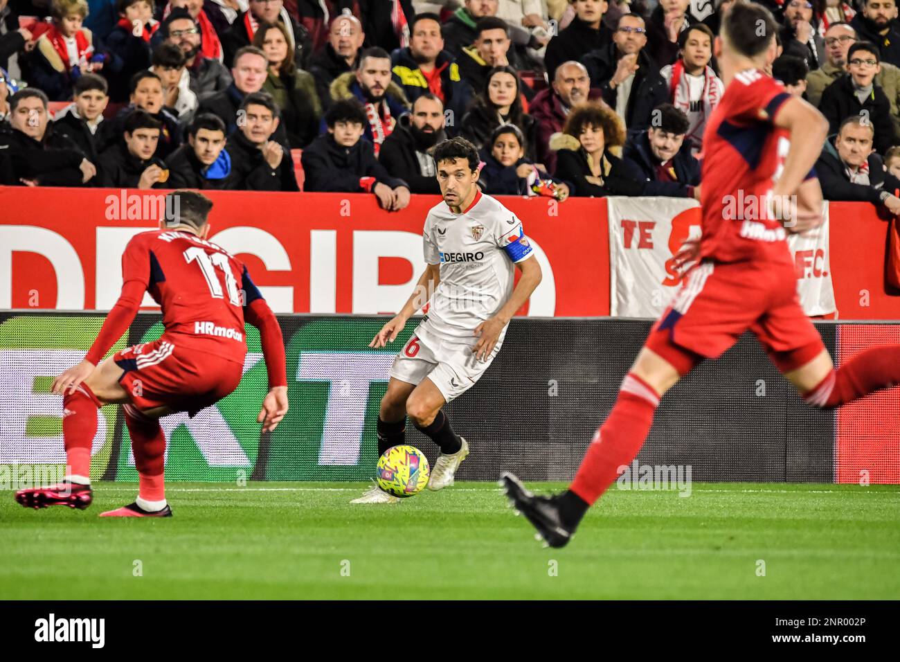 SIVIGLIA, SPAGNA - 26 FEBBRAIO: Gesù Navas di Siviglia CF guida la palla durante la partita tra Siviglia CF e CA Osasuna di la Liga Santander il 26 febbraio 2022 allo stadio Ramon Sánchez Pizjuan, a Siviglia, Spagna. (Foto di Samuel Carreño/PxImages) Foto Stock