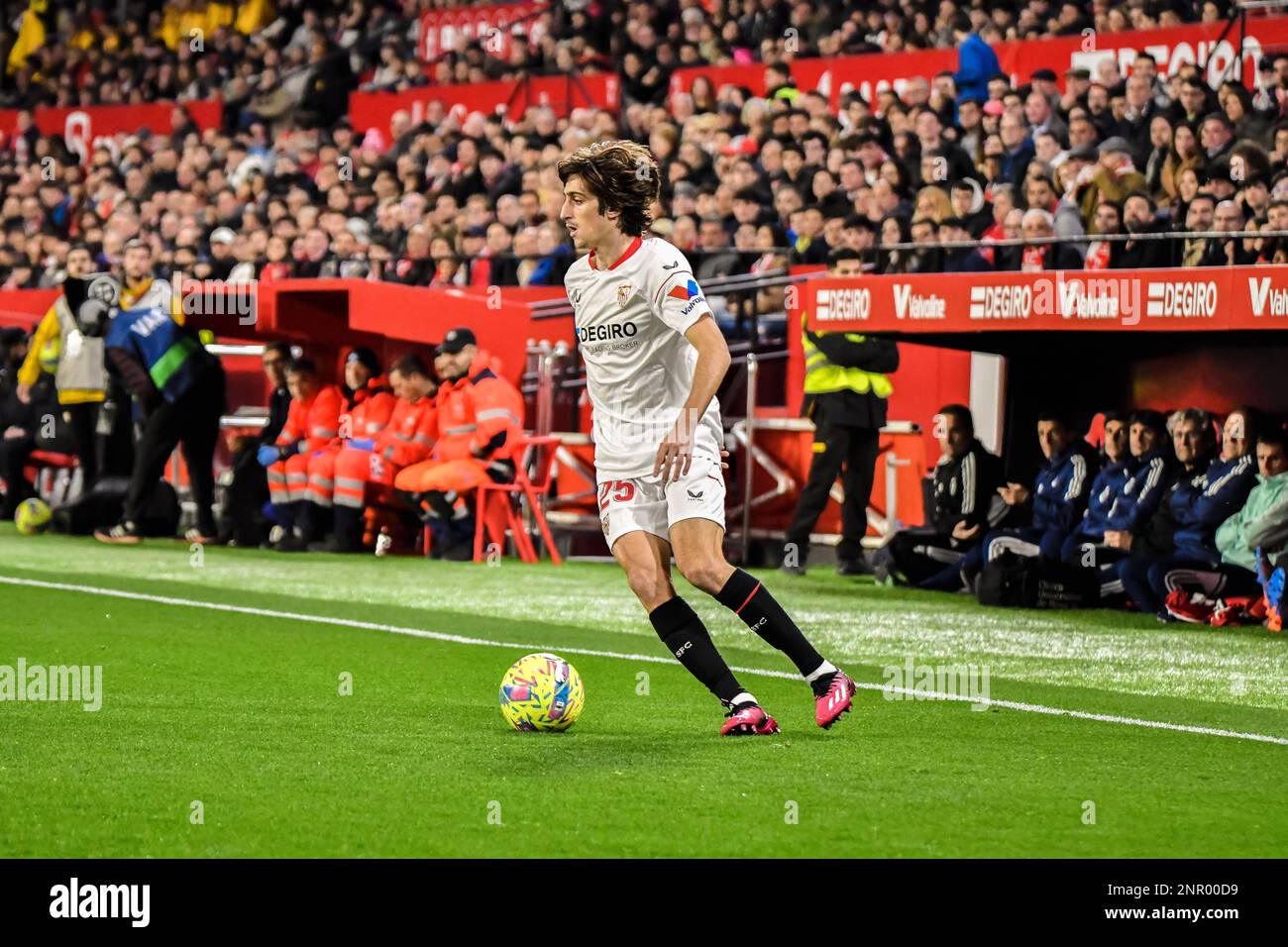 SIVIGLIA, SPAGNA - 26 FEBBRAIO: Bryan Gil di Siviglia CF controlla la palla durante la partita tra Sevilla CF e CA Osasuna di la Liga Santander il 26 febbraio 2022 allo stadio Ramon Sánchez Pizjuan, a Siviglia, Spagna. (Foto di Samuel Carreño/PxImages) Foto Stock