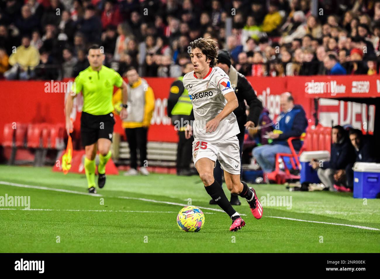 SIVIGLIA, SPAGNA - 26 FEBBRAIO: Bryan Gil di Siviglia CF guidare la palla durante la partita tra Siviglia CF e CA Osasuna di la Liga Santander il 26 febbraio 2022 allo stadio Ramon Sánchez Pizjuan, a Siviglia, Spagna. (Foto di Samuel Carreño/PxImages) Foto Stock
