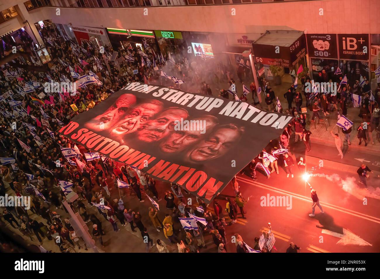 Tel Aviv, Israele. 25th Feb, 2023. I manifestanti che detengono bandiere israeliane portano una bandiera gigante con le immagini di Ruhollah Khomeini, Recep Tayyip Erdo?an, Benjamin Netanyahu, Vladimir Putin e Viktor Orbán durante una protesta contro la revisione giudiziaria. Oltre 150.000 persone hanno protestato a Tel Aviv contro il governo di estrema destra di Netanyahu e la sua controversa riforma legale. 21 dimostranti sono stati arrestati mentre bloccavano l'autostrada Ayalon. Credit: SOPA Images Limited/Alamy Live News Foto Stock