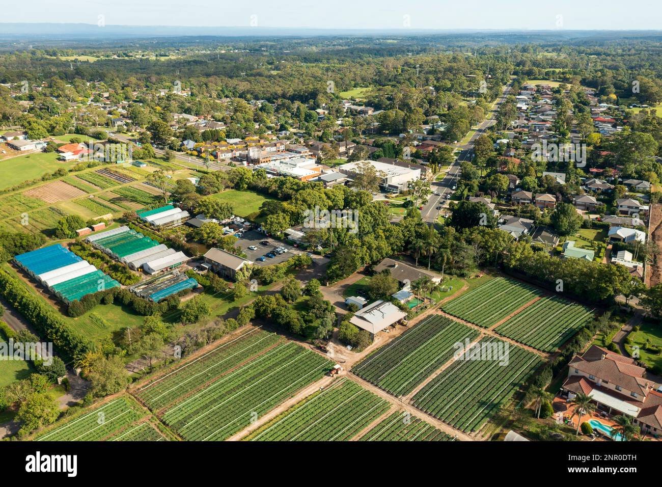 Veduta aerea di case, negozi e fattorie nella cittadina semi-rurale di Sydney esterna di Galston, NSW, Australia. Foto Stock