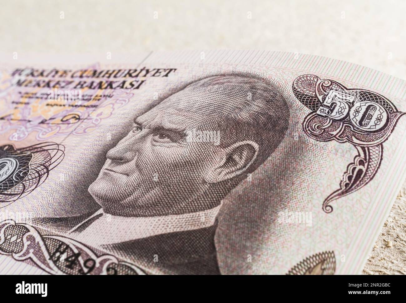 Vecchia banconota da 50 lire di carta turca con ritratto di figura politica. Foto Stock