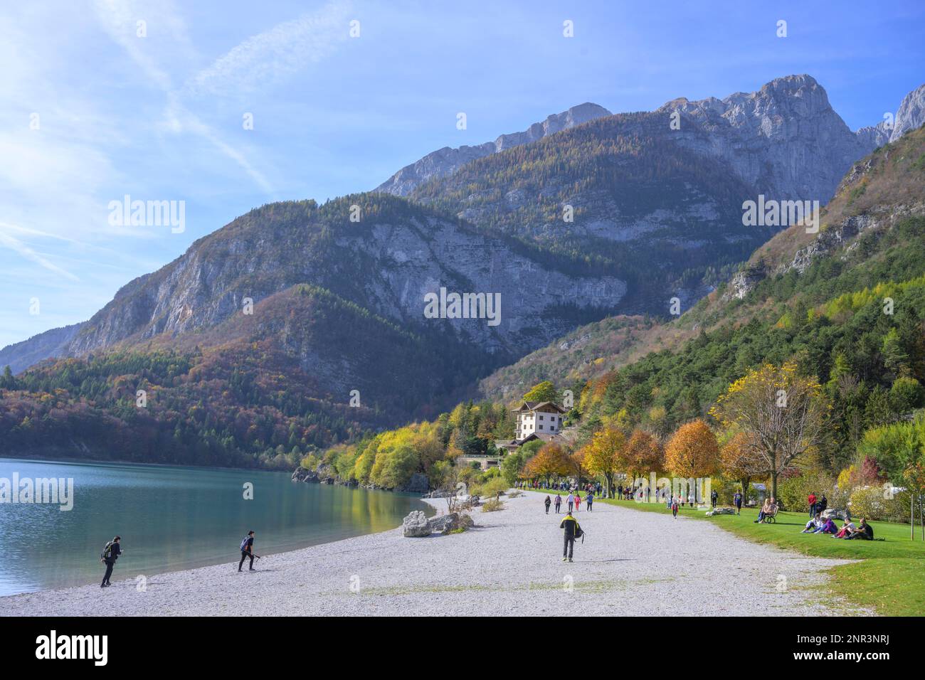 Lido sul Lago di Molveno, Molveno, Trentino, Italia Foto Stock