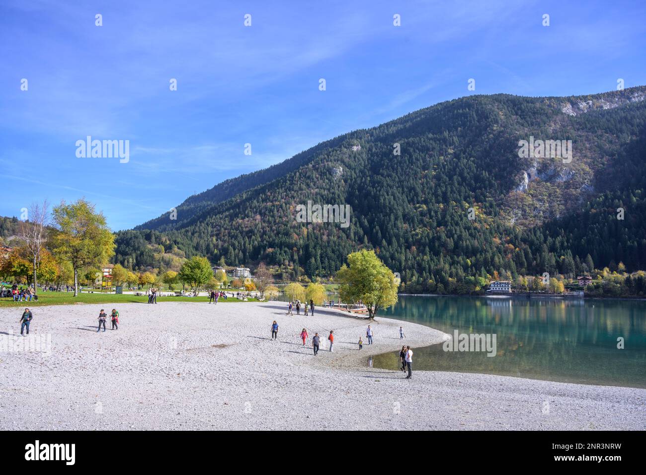 Lido sul Lago di Molveno, Molveno, Trentino, Italia Foto Stock