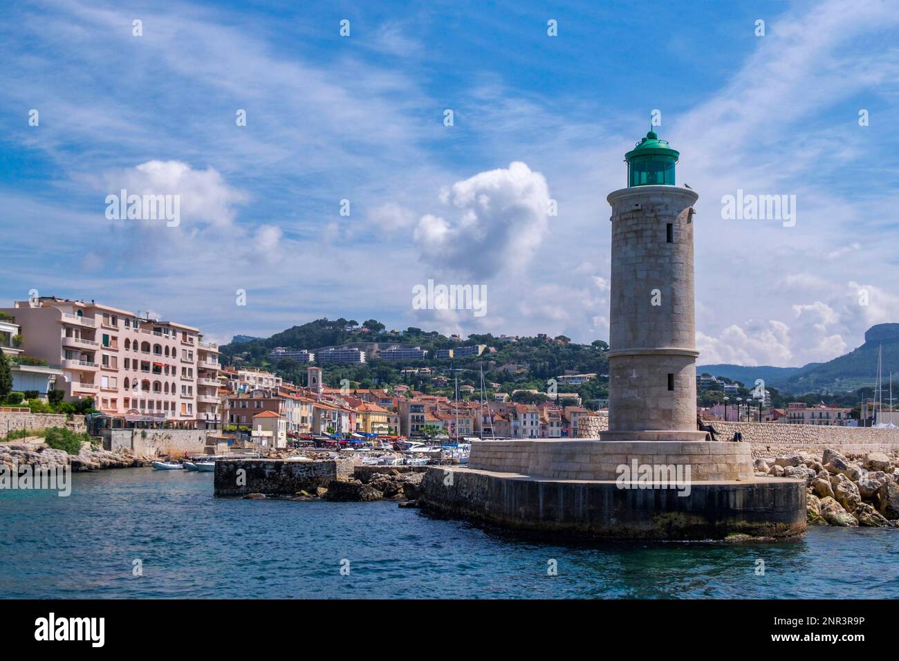 Faro e porto ingresso di Cassis, faro nel porto di Cassis, Provenza, Provenza-Alpi-Costa Azzurra, sud della Francia, Francia Foto Stock
