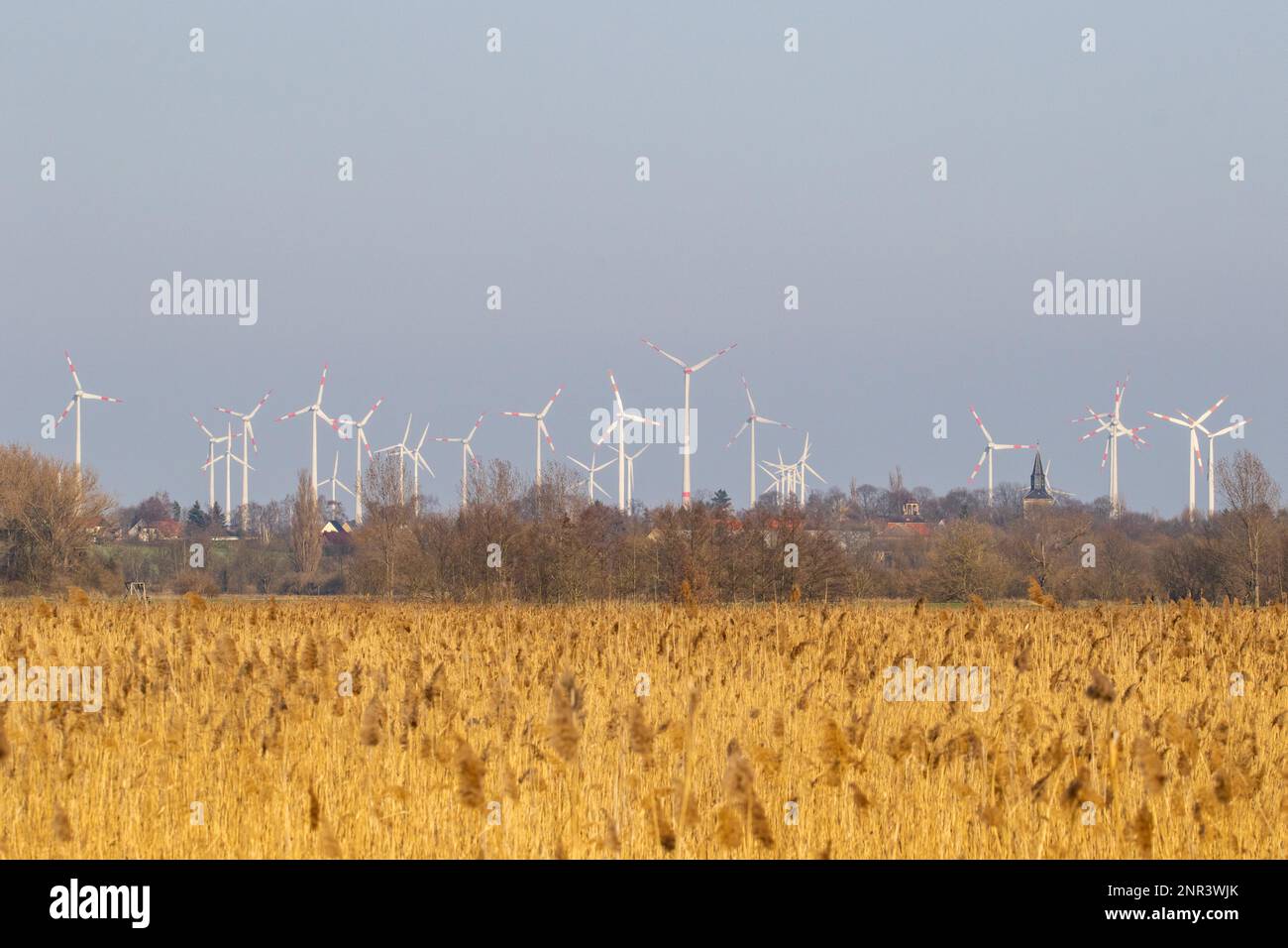 Paesaggio naturale incontra wind farm Foto Stock