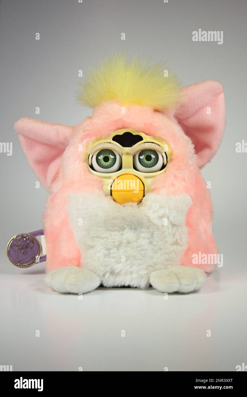 New York, NY - 9 ottobre 2021: Originale vintage 1990s bambino rosa Furby parlando giocattolo per bambini. Layout verticale, isolato. Foto Stock