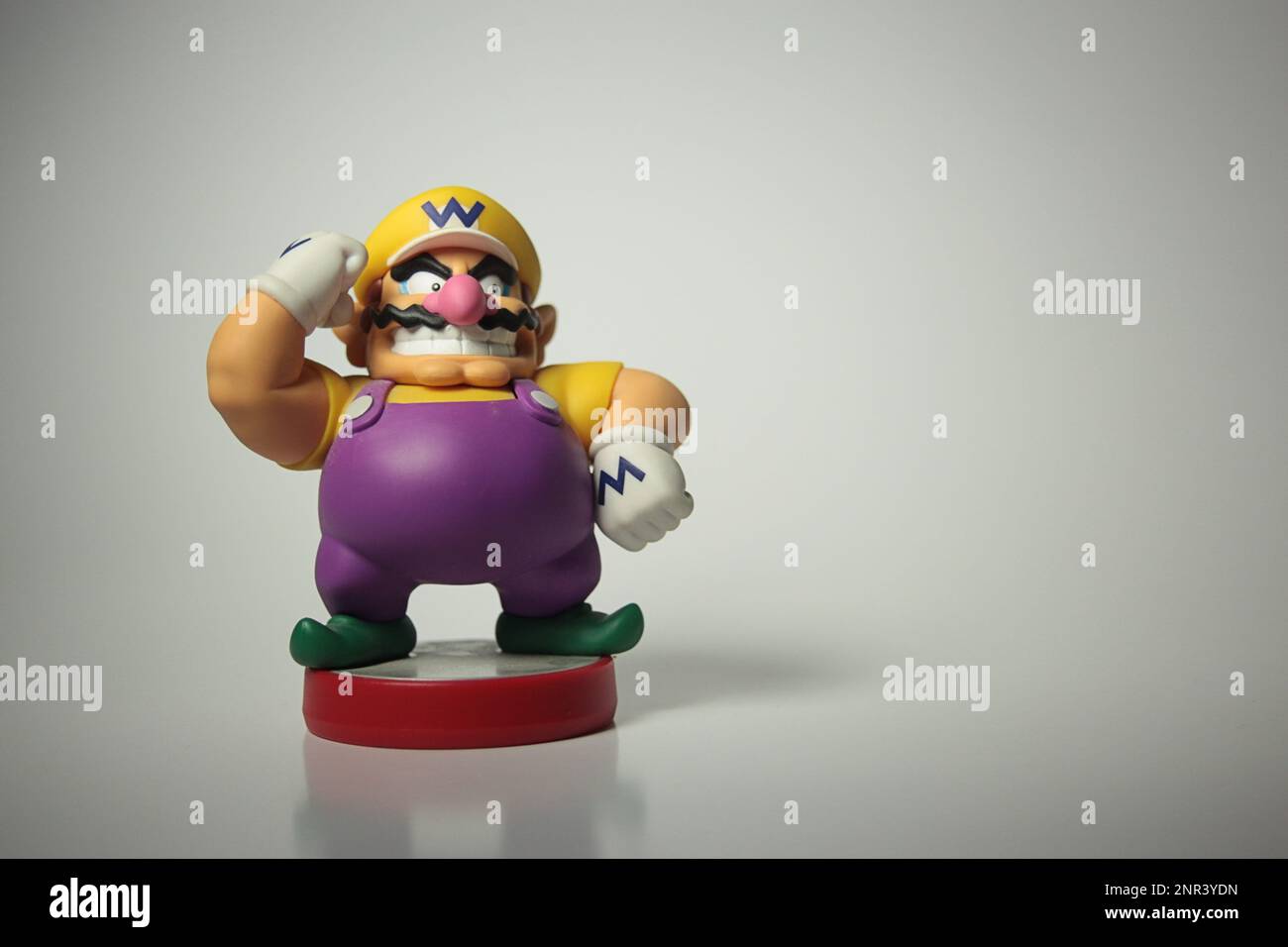 New York, NY - 9 ottobre 2021: Nintendo Super Mario Bros. Serie Wario Amiibo isolato Foto Stock