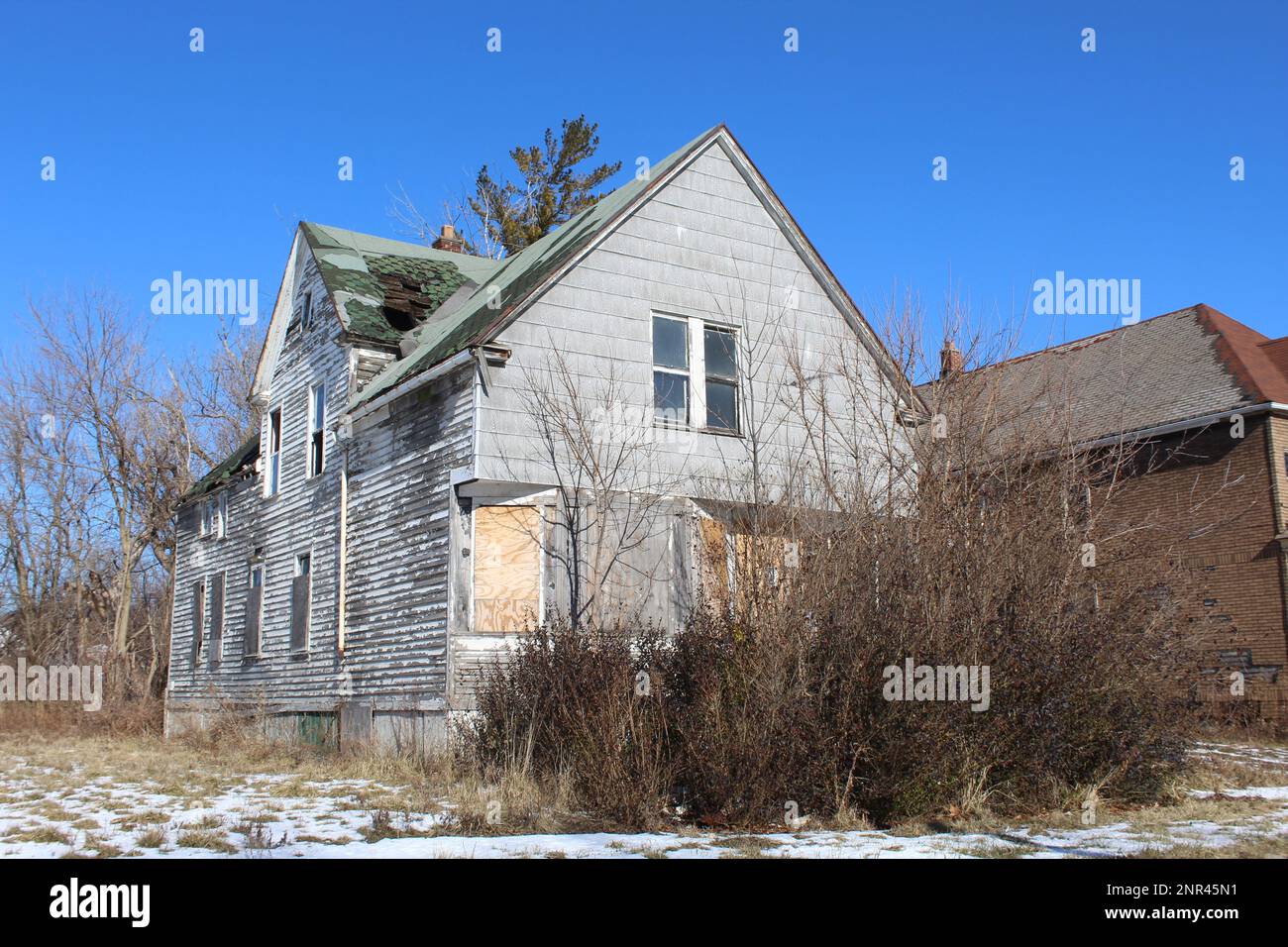 Abbandonata casa a due piani nel quartiere Elmwood Park di Detroit in inverno Foto Stock