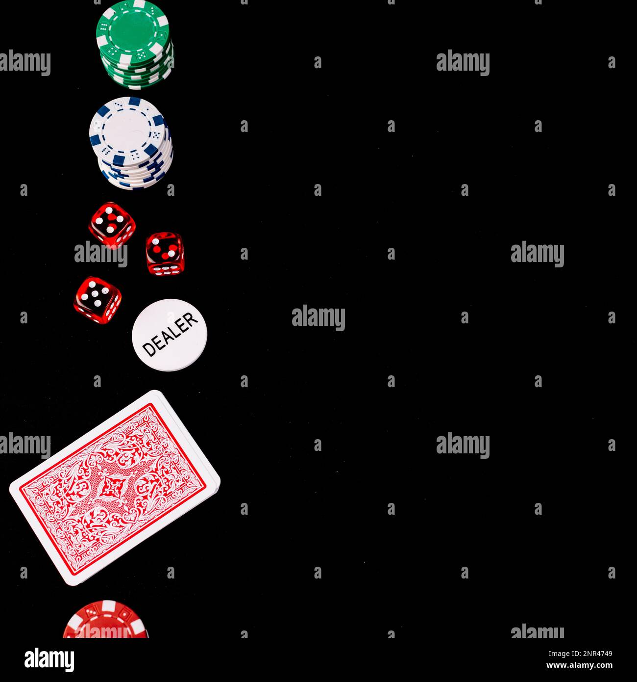 carte da gioco dadi poker chip mazziere sfondo nero Foto Stock