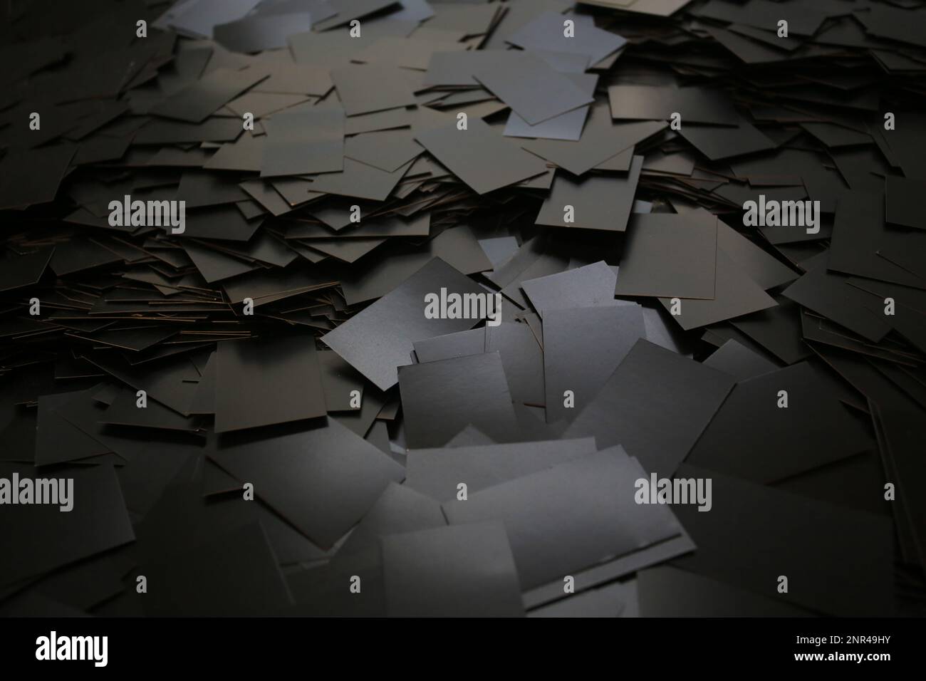 Le schede dei nomi vuote e nere sono pavimentate sullo sfondo Foto Stock