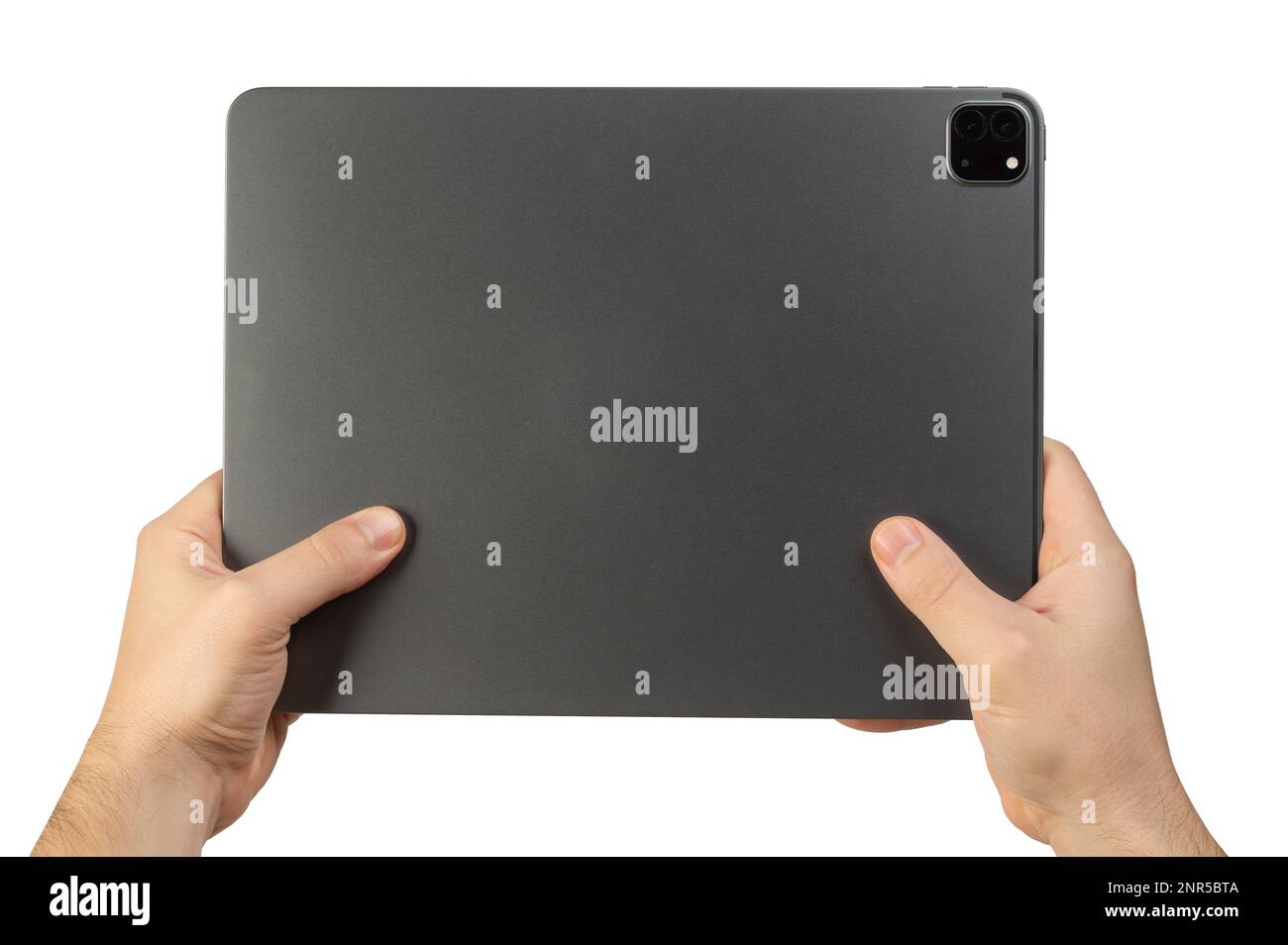 Le mani trattengono il retro grigio del tablet isolato su sfondo bianco studio Foto Stock