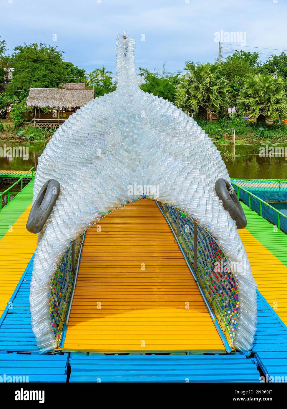 La splendida vista del tunnel assomiglia a pesci grandi fatti da molte bottiglie di plastica chiara usate sul ponte pedonale sopra il fiume. Utilizzando vecchi flaconi di plastica t Foto Stock