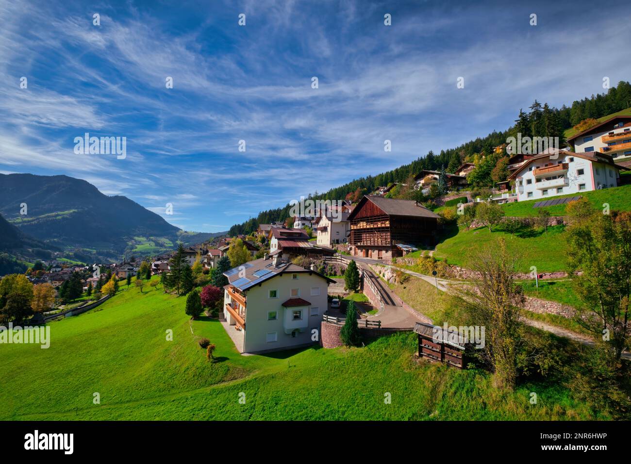 Situato nel Parco Naturale Puez Odle (chiamato anche Parco Naturale Puez Geisler), il Monte Seceda ha uno dei più rappresentativi enigmi delle Dolomiti. Enorme Foto Stock