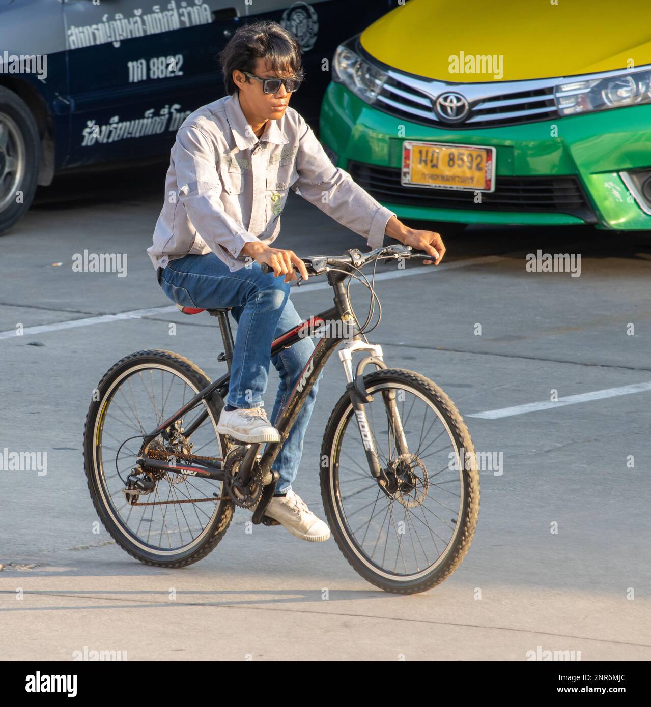 SAMUT PRAKAN, THAILANDIA, 08 2023 FEBBRAIO, Un uomo in bicicletta al mattino Street.eyeglass Foto Stock