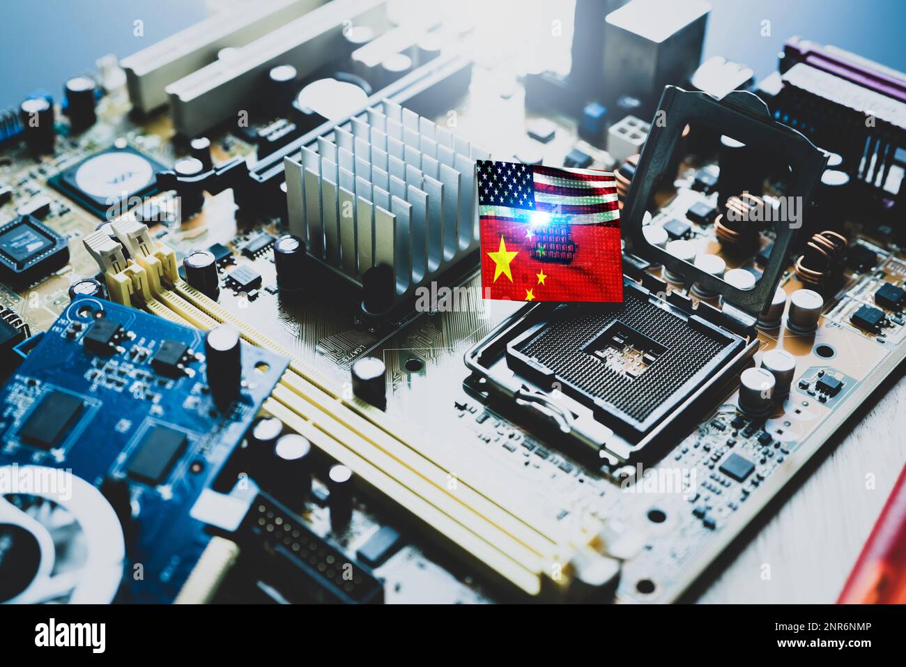 Carenza di chip e conflitto commerciale tra Usa e Cina. Crisi globale della carenza di chip e concetto di guerra commerciale Cina-Stati Uniti. Bandiera della Cina e bandiera degli Stati Uniti sul computer Foto Stock