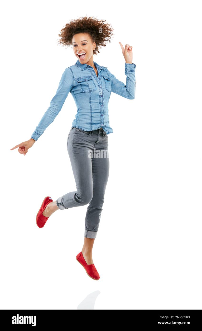 Dai il tuo boogie. Studio shot di una giovane donna attraente che punta in due direzioni diverse. Foto Stock