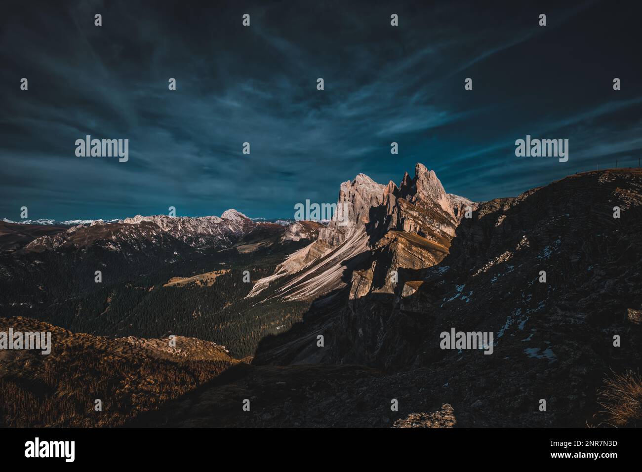 Il nome "Odle" deriva dalla lingua ladina, che è usata, tra gli altri, dagli abitanti della Val Gardena e significa "aghi" – e assomigliano esattamente Foto Stock