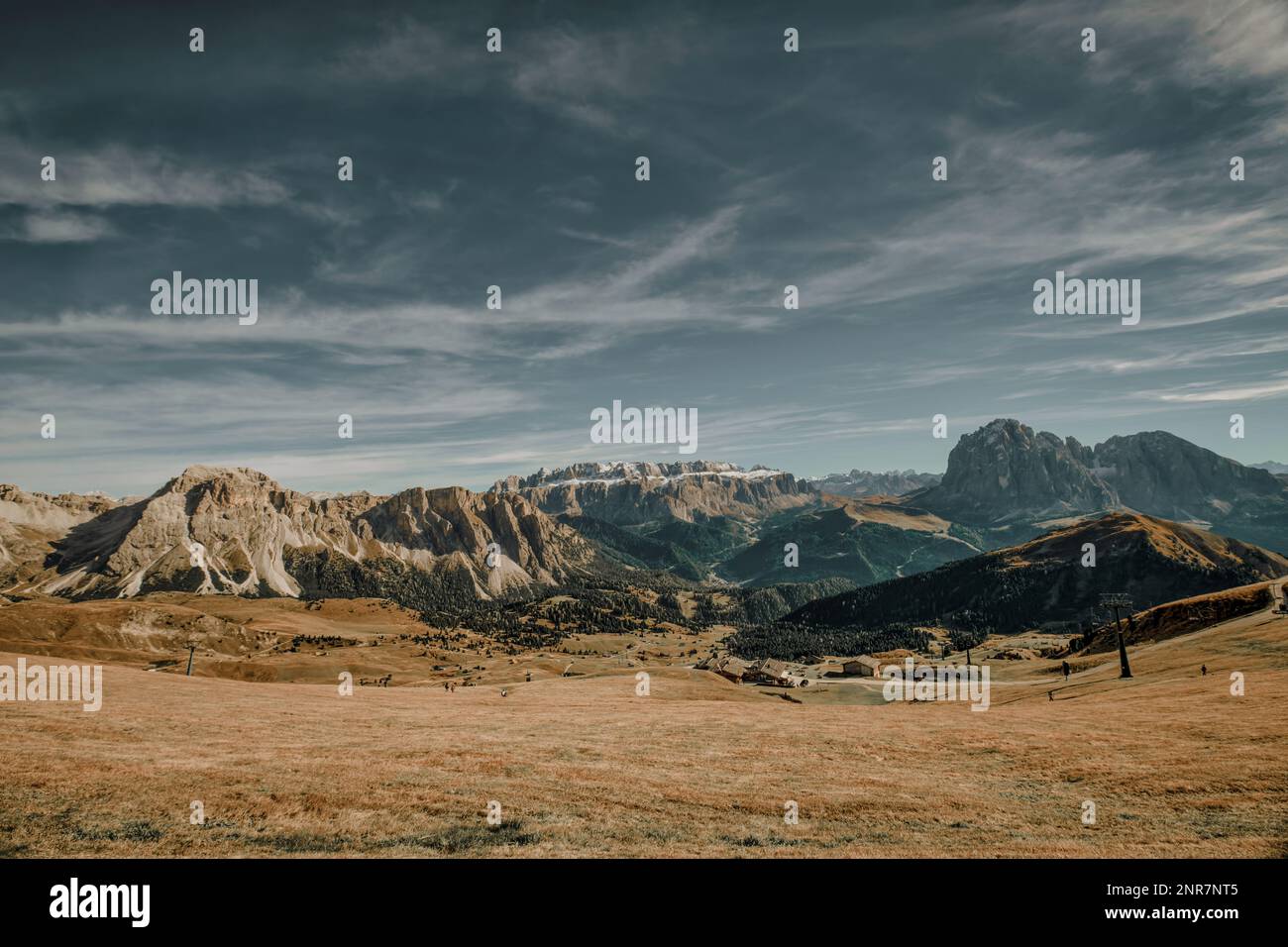 Situato nel Parco Naturale Puez Odle (chiamato anche Parco Naturale Puez Geisler), il Monte Seceda ha uno dei più rappresentativi enigmi delle Dolomiti. Enorme Foto Stock