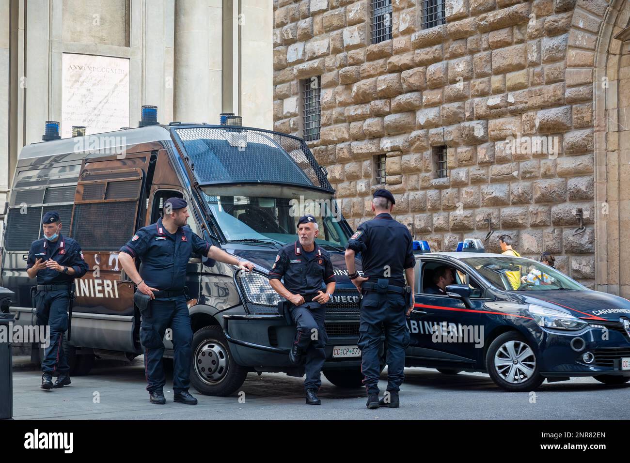 Firenze, Italia - 04 giugno 2022: Gli ufficiali dei Carabinieri si trovano accanto ad un veicolo di polizia presso il Duomo o la Cattedrale di Santa Maria del Fiore Foto Stock