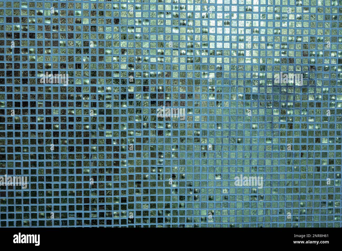 Piccola texture di piastrelle blu. Piccole piastrelle ciano disposte per adattarle allo sfondo. Sfondo a mosaico blu chiaro lucido con piastrelle quadrate smaltate in ro Foto Stock