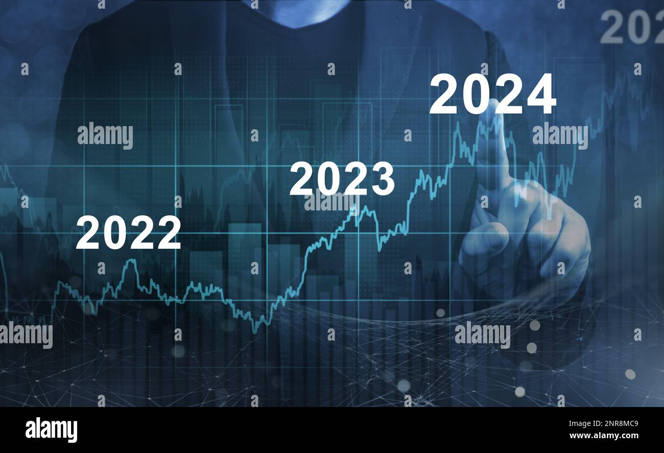 ripresa economica dopo il calo dovuto a inflazione, stagnazione, recessione, grafico finanziario 2024. Uomo d'affari che indica il grafico della crescita futura su Blu scuro Foto Stock