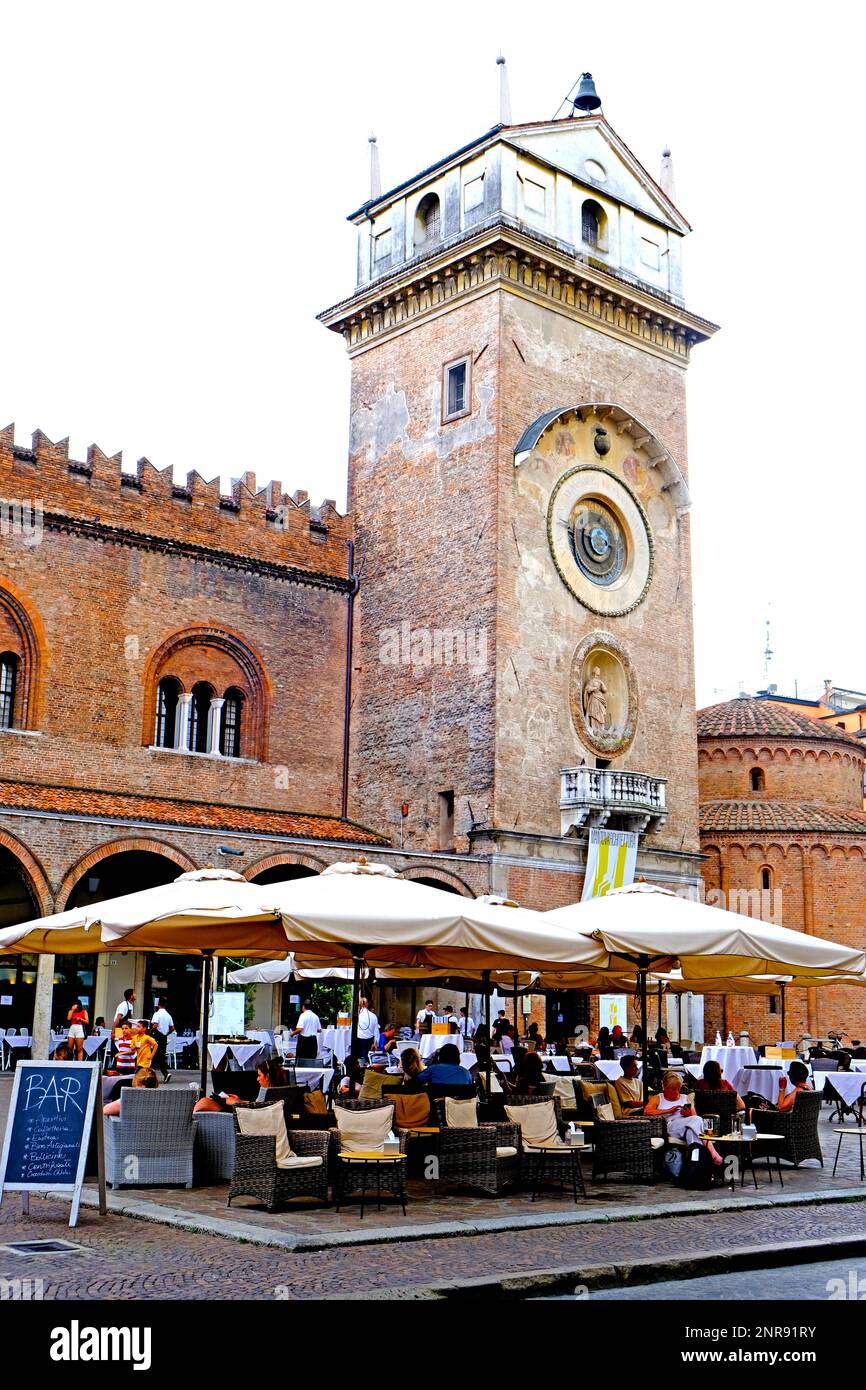 Caffè in via Broletto e Piazza Erbe a Mantova Foto Stock