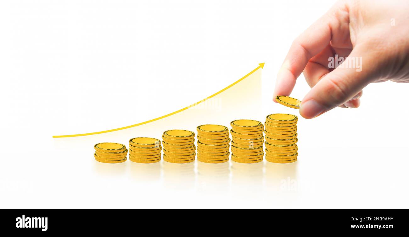 La mano sta cadendo la moneta dell'oro sulla pila delle monete con la freccia crescente sullo sfondo bianco, investimento e concetto di risparmio dei soldi Foto Stock