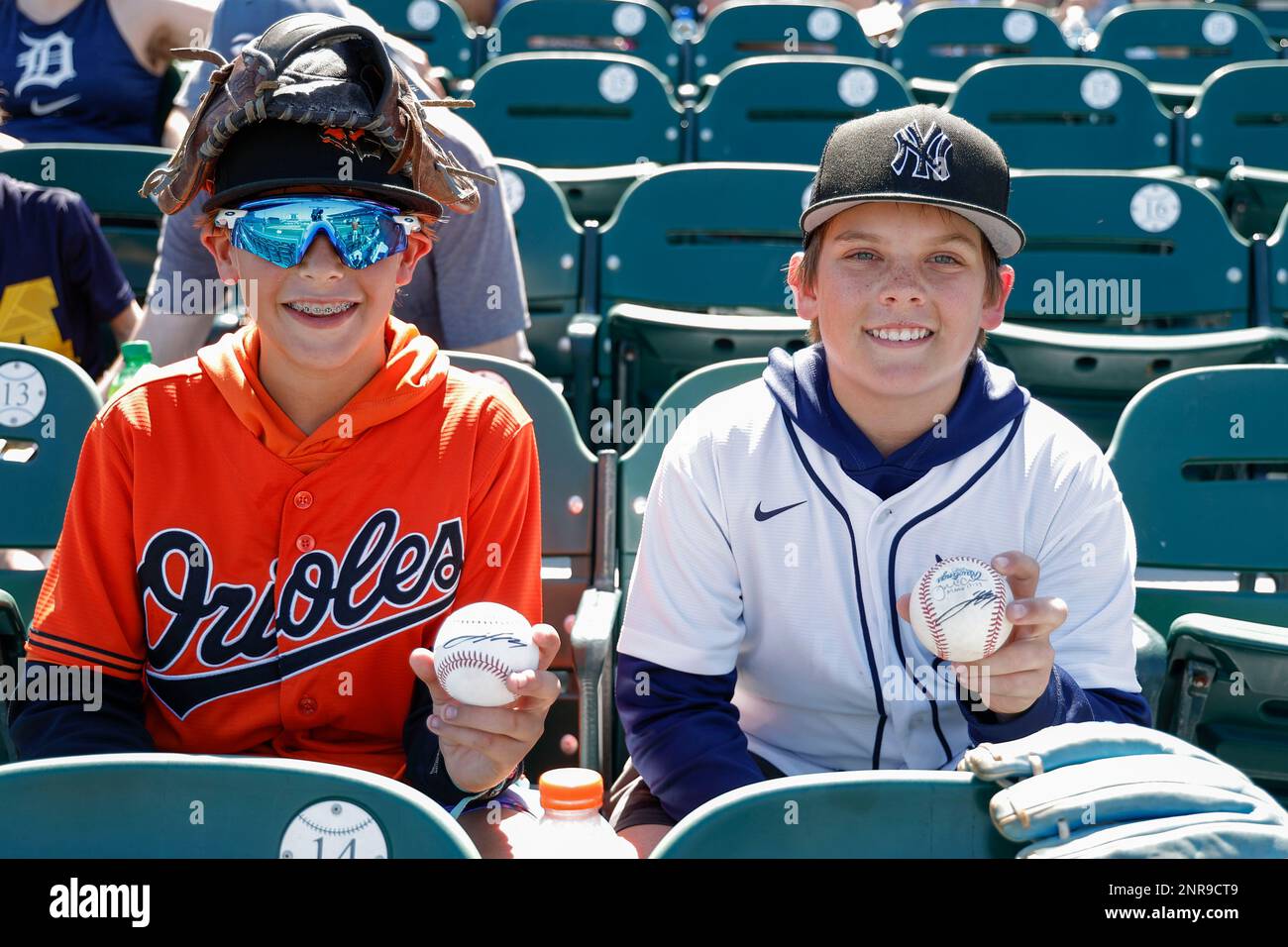 Lakeland FL USA; i giovani tifosi sono orgogliosi di mostrare i loro palle da basket autografati durante un gioco di allenamento primaverile tra i Detroit Tigers e i Baltimore O. Foto Stock