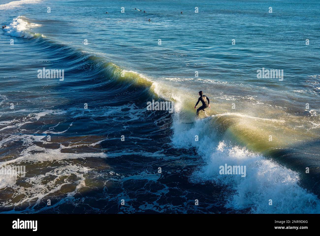 Cayucos, California, USA - 25 dicembre 2022. Surf sull'oceano. La spiaggia di Cayucos sulla costa centrale della California è una delle migliori spiagge della California per s Foto Stock