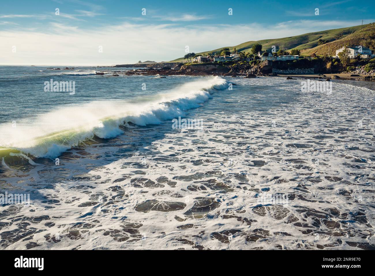 Cayucos, California, USA - 25 dicembre 2022. Bellissimo oceano Pacifico. Cayucos è una città di villeggiatura situata sulla fresca e colorata Estero Bay sulla Cal Centrale Foto Stock