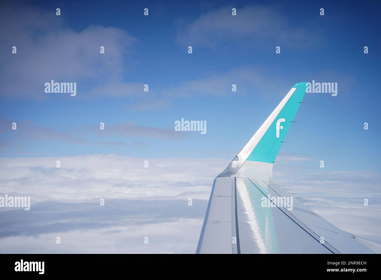 Sfondo ala aereo, FlyNas logo compagnia aerea sull'ala aereo. vista di un'ala di aeroplano sul cielo dalla finestra dell'aeroplano al mattino con c Foto Stock