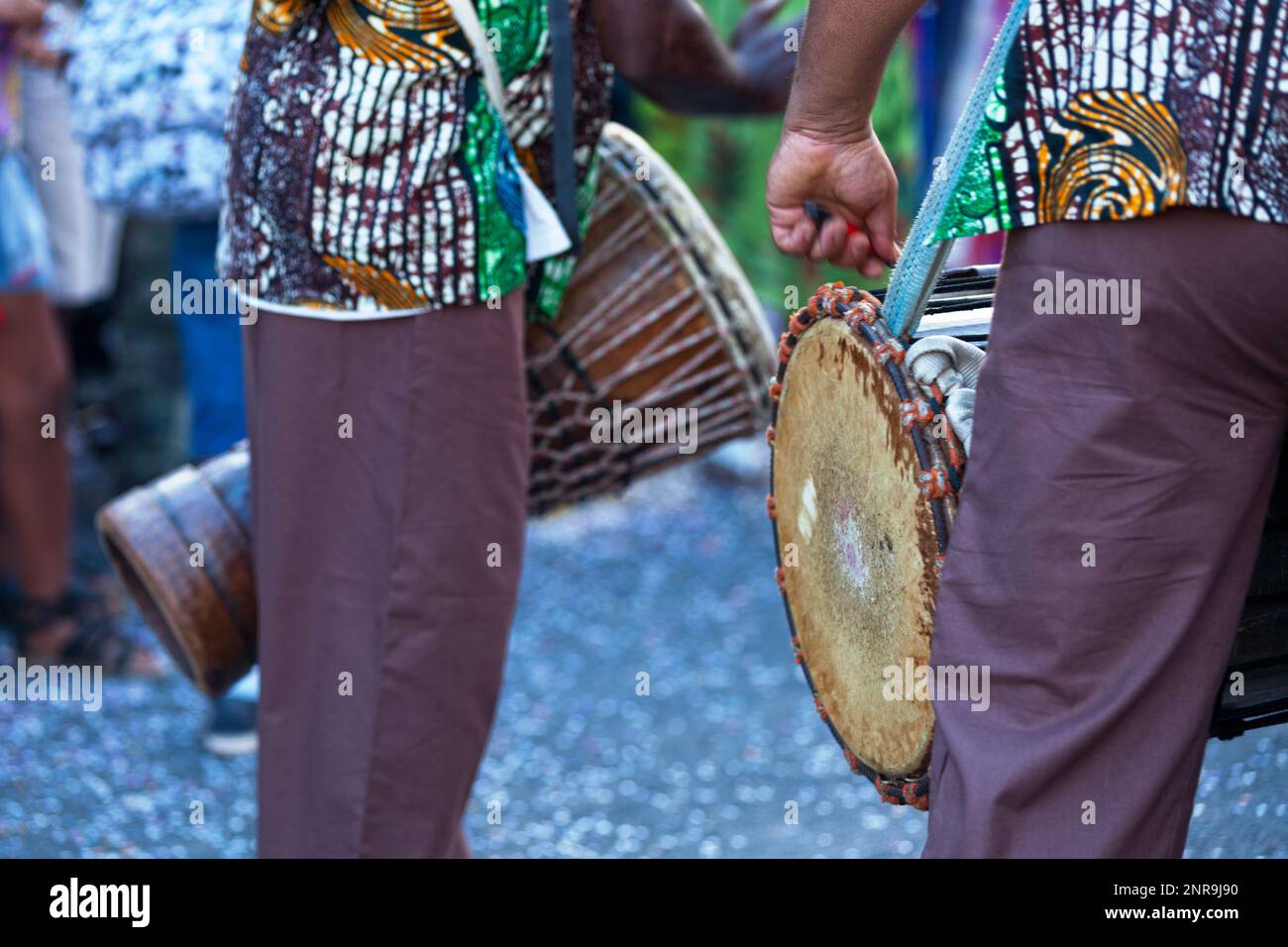 Due percussionisti suonano durante il carnevale del Grand Boucan. Foto Stock