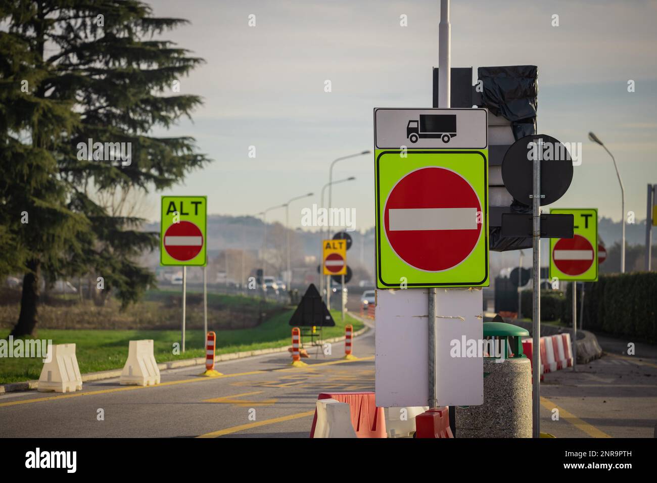 Molti cartelli sbagliati o a senso unico sull'autostrada italiana con la scritta alt o stop. Colore ad alta visibilità della strada a senso unico in autostrada. Foto Stock
