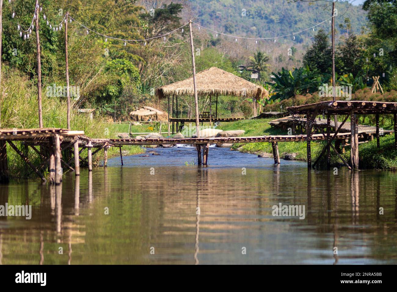 Ponte di bambù e fiume a Utaradit, Thailandia. Foto Stock