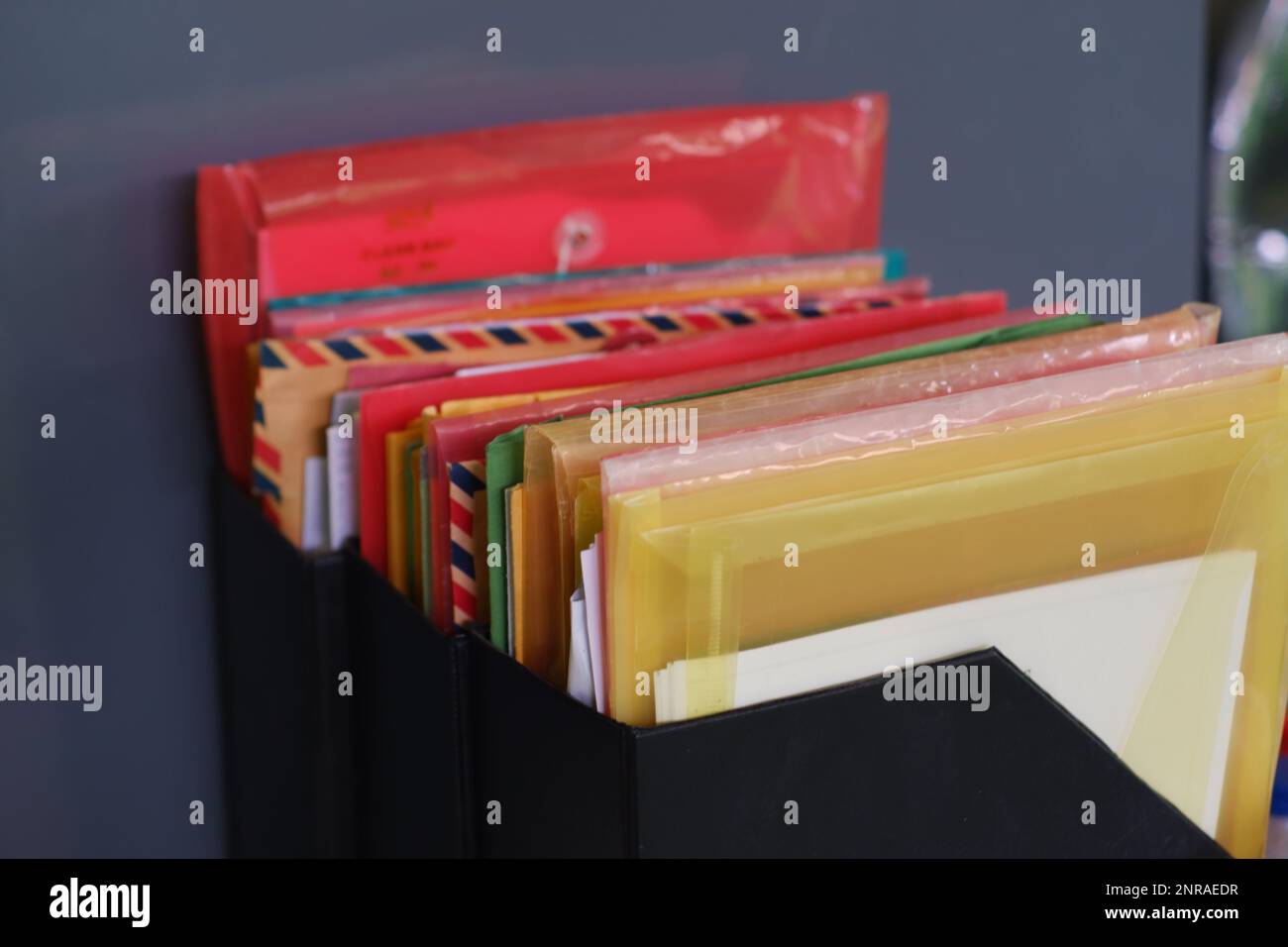 Disposizione di cartelle di plastica e cartelle di carta, in Una renna nera in ufficio nel pomeriggio Foto Stock