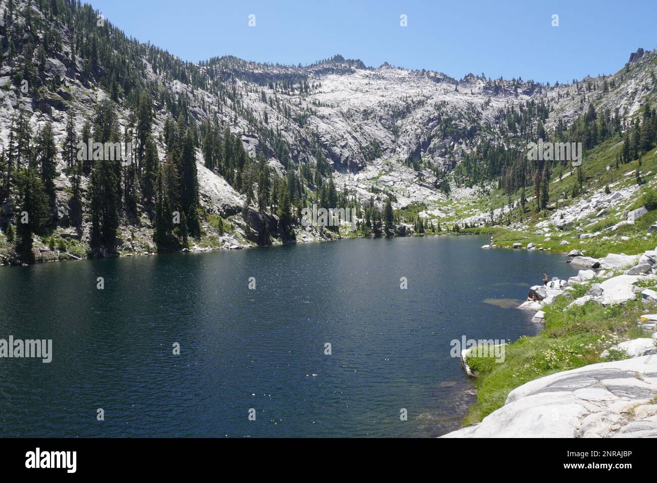 Bellissimo lago alpino nella natura selvaggia di Trinity Alp circondato da picchi di granito. Foto Stock