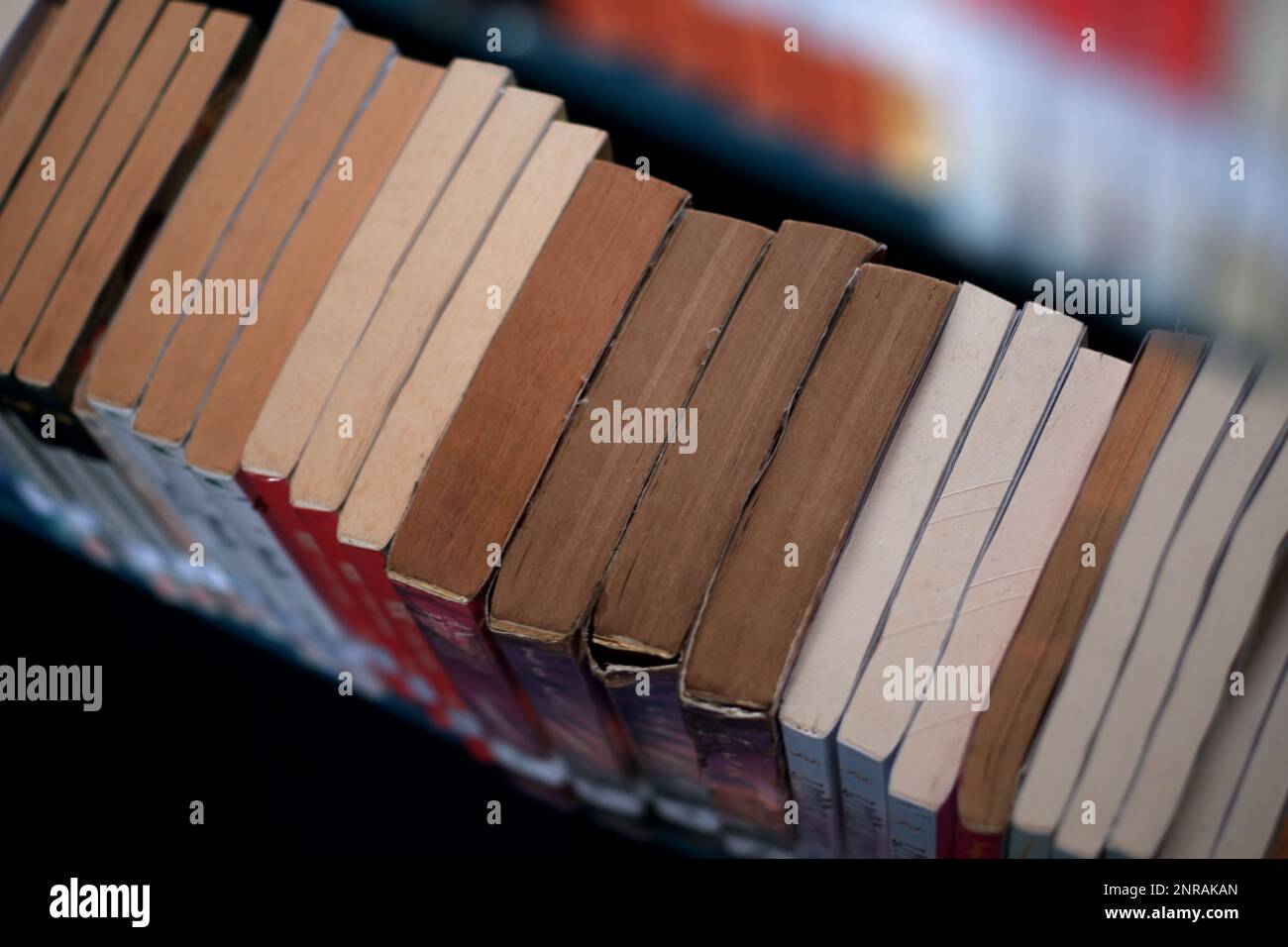 L'arrangiamento dei libri visto dall'alto, nella biblioteca del villaggio di Air Belo durante il giorno Foto Stock