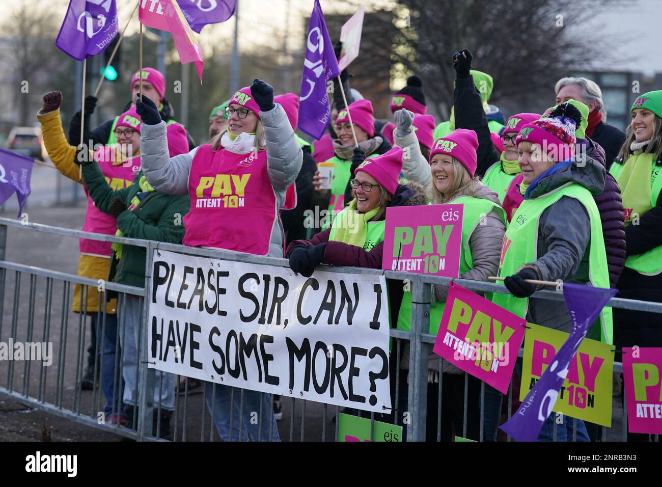 Foto del file datata 27/01/23 degli insegnanti sulla linea picket al di fuori della Falkirk High School in Stirlingshire, in una protesta sulla retribuzione. Un sondaggio condotto da Ipsos ha rilevato che il 50% ritiene che il governo scozzese stia facendo male, mentre il 22% ritiene di aver fatto un buon lavoro nelle recenti controversie. Data di emissione: Lunedì 27 febbraio 2023. Foto Stock