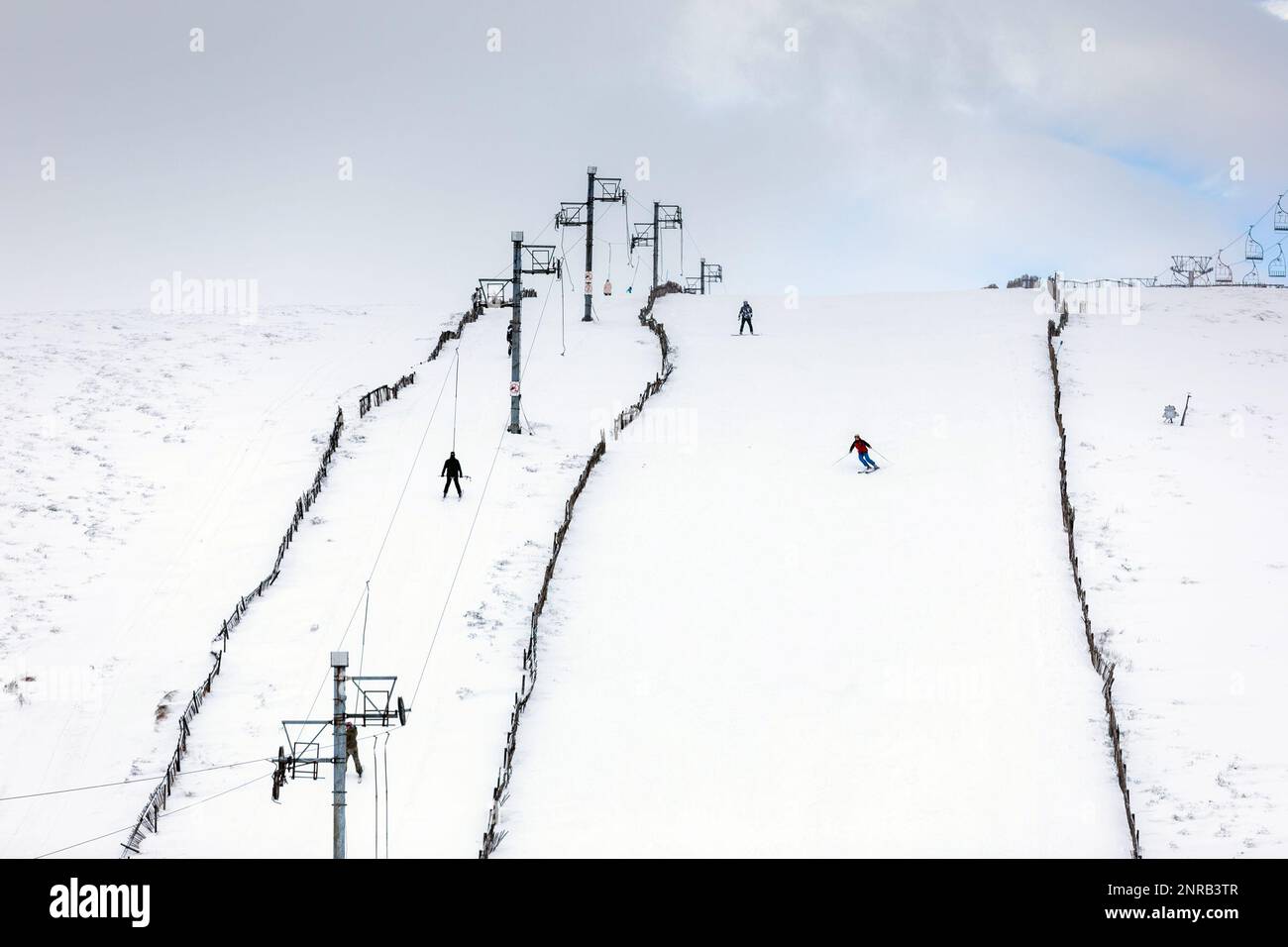 Foto del file datata 30/12/22 di persone che sciano al Lecht Ski Centre di Strathdon, nelle Cairngorms, nelle Highlands scozzesi, in quanto due importanti atleti invernali britannici hanno condannato una gara di sci svedese per aver accettato la sponsorizzazione da parte di aziende ad alto tenore di carbonio. Foto Stock