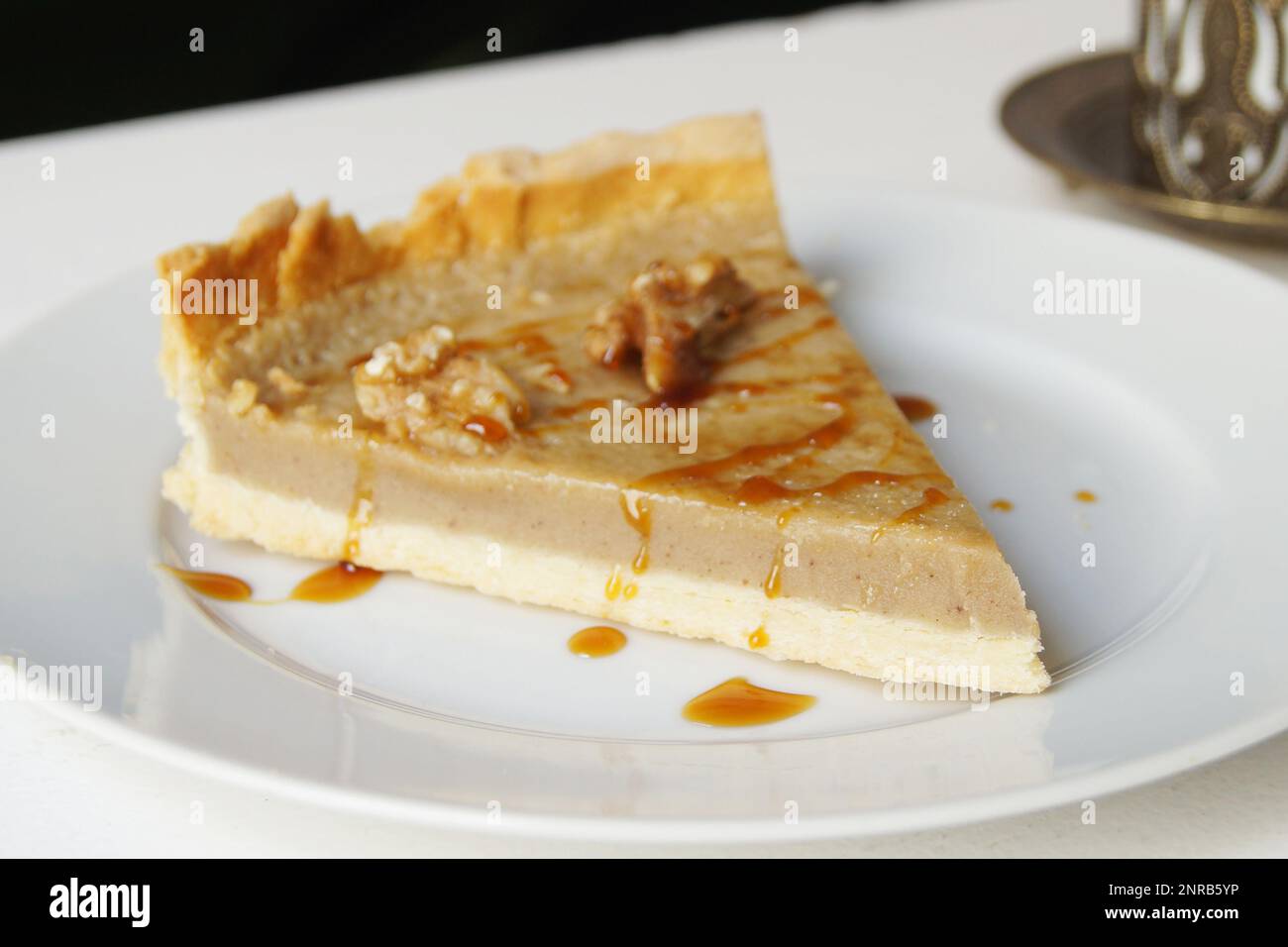 Crostata di mandorle di alta qualità in una pasticceria francese. Foto Stock