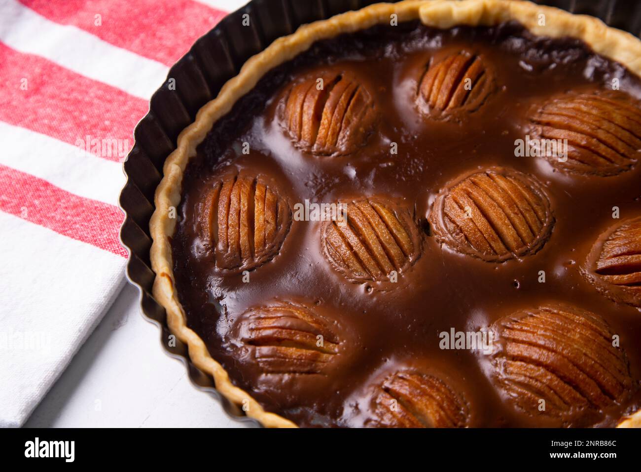Crostata di pera con caramello e mascarpone Foto Stock