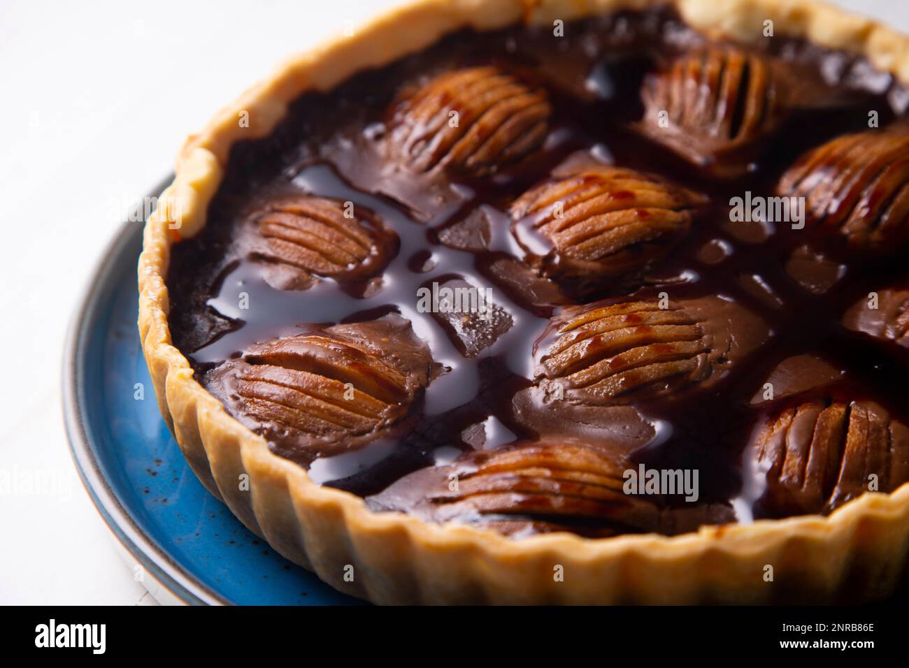 Crostata di pera con caramello e mascarpone Foto Stock