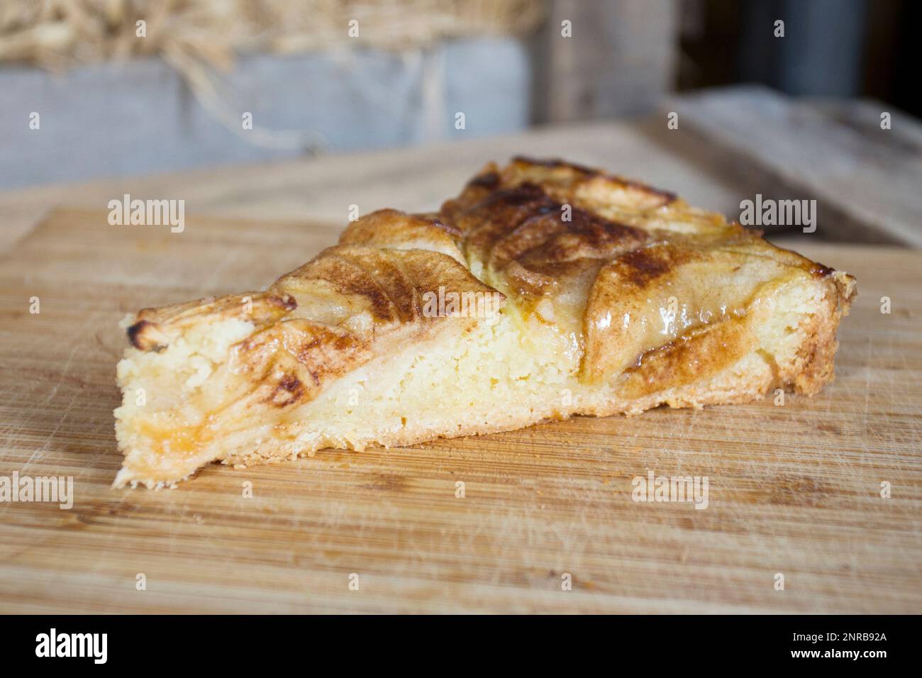 Crostata di pera con caramello e mascarpone Foto Stock