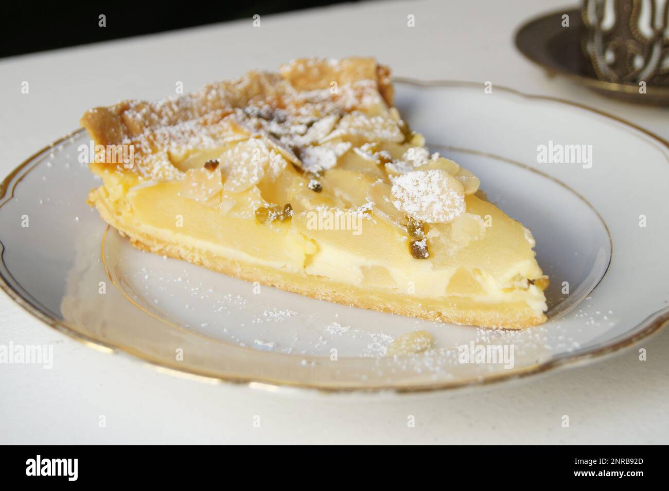 Crostata di pera con caramello e mascarpone Foto Stock