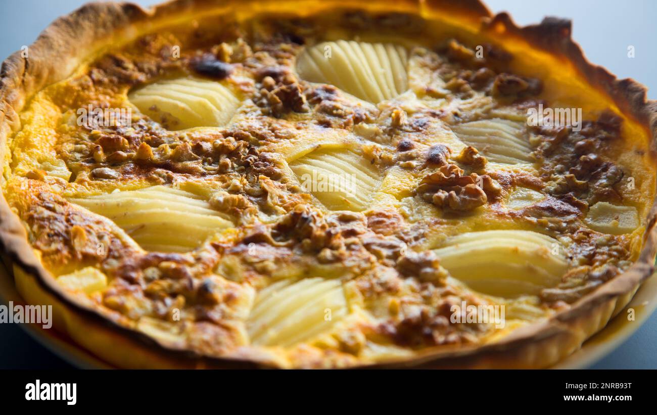 Crostata di pera con caramello e mascarpone Foto Stock